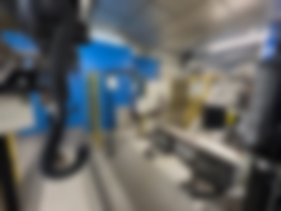 Cellule robotisée de chargement de convoyeur aérien, photo floutée (NDA)