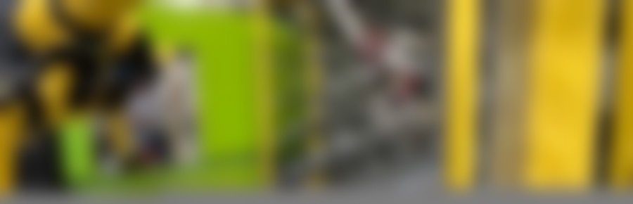 Poste de contrôle qualité robotisé, photo floutée (NDA)
